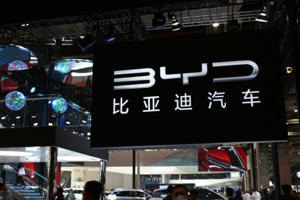 The logo was criticised due to its resemblance to the BMW It was replaced with the logo used by its parent company with the introduction of the BYD F1